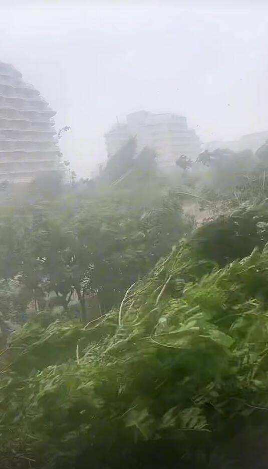 文昌暴雨下到天地间白茫茫一片：超强台风摩羯登陆