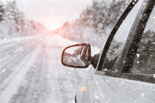 山西大同降大雪：游客白了头