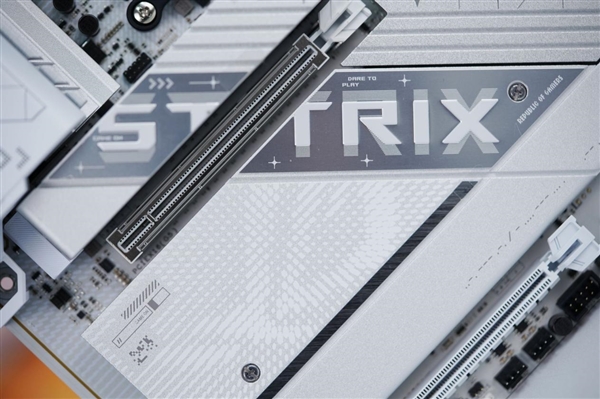 银白战甲！华硕ROG STRIX X870-A GAMING WIFI吹雪主板图赏