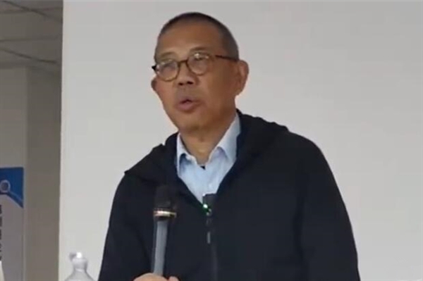 员工称胖东来不卖农夫山泉绿瓶水 钟睒睒称长期喝一定有问题