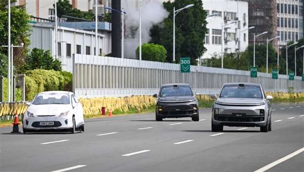 夜间120km/h跑高速突遇逆行车 理想AES紧急变道救下车主一命