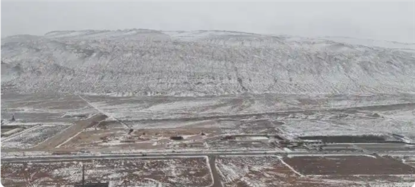 罕见奇景！火焰山降雪 吐鲁番上演自然版“冰火奇缘”